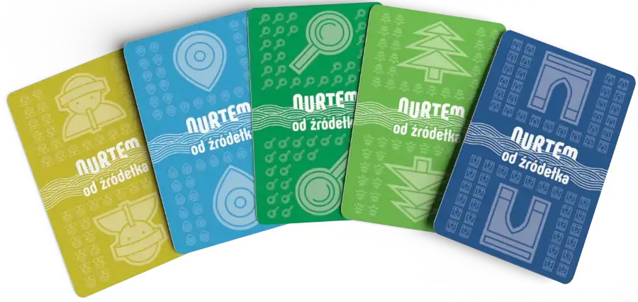 Ilustracja przedstawia karty z gry planszowej "Nurtem do źródełka" materiały promocyjne wykonane w celu realizacji planu marketingu terytorialnego