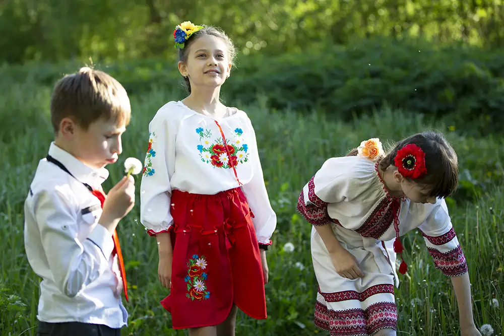 Ilustracja przedstawia zajęcia z edukacji regionalnej w plenerze